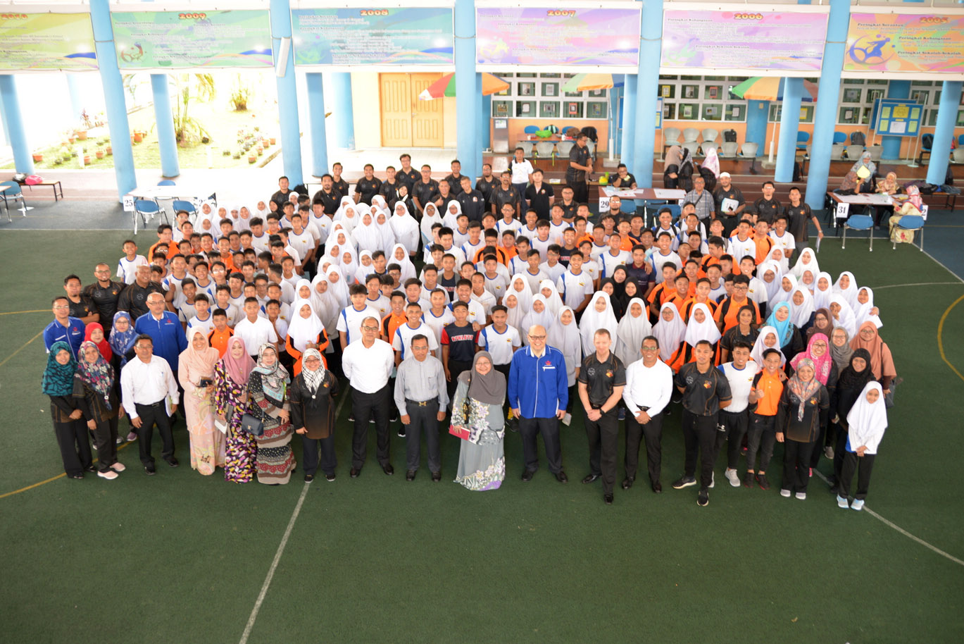 GAMBAR RAMAI YB MENTERI PENDIDIKAN BERSAMA TENAGA PENGAJAR DAN PELAJAR SEKOLAHN SUKAN.JPG