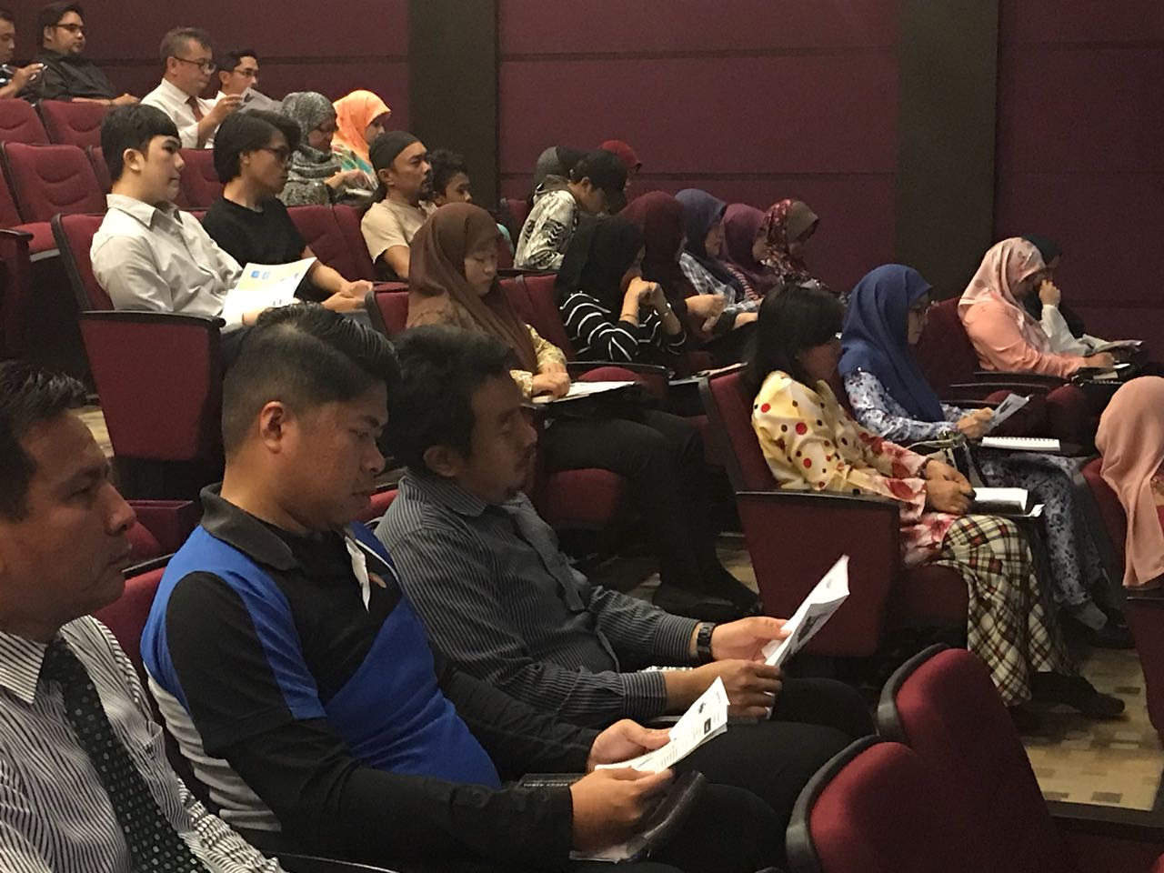 Orang awam yang hadir menghadiri taklimat Skim BPTV di Daerah Tutong.jpeg