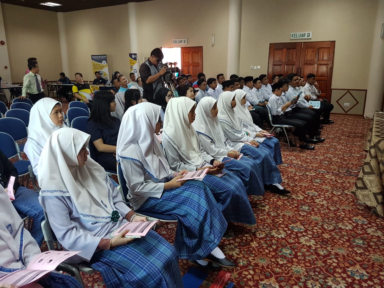 Pelajar-pelajar dari Sekolah Menengah Sultan Hassan, Tahun 11 serta orang awam.jpeg