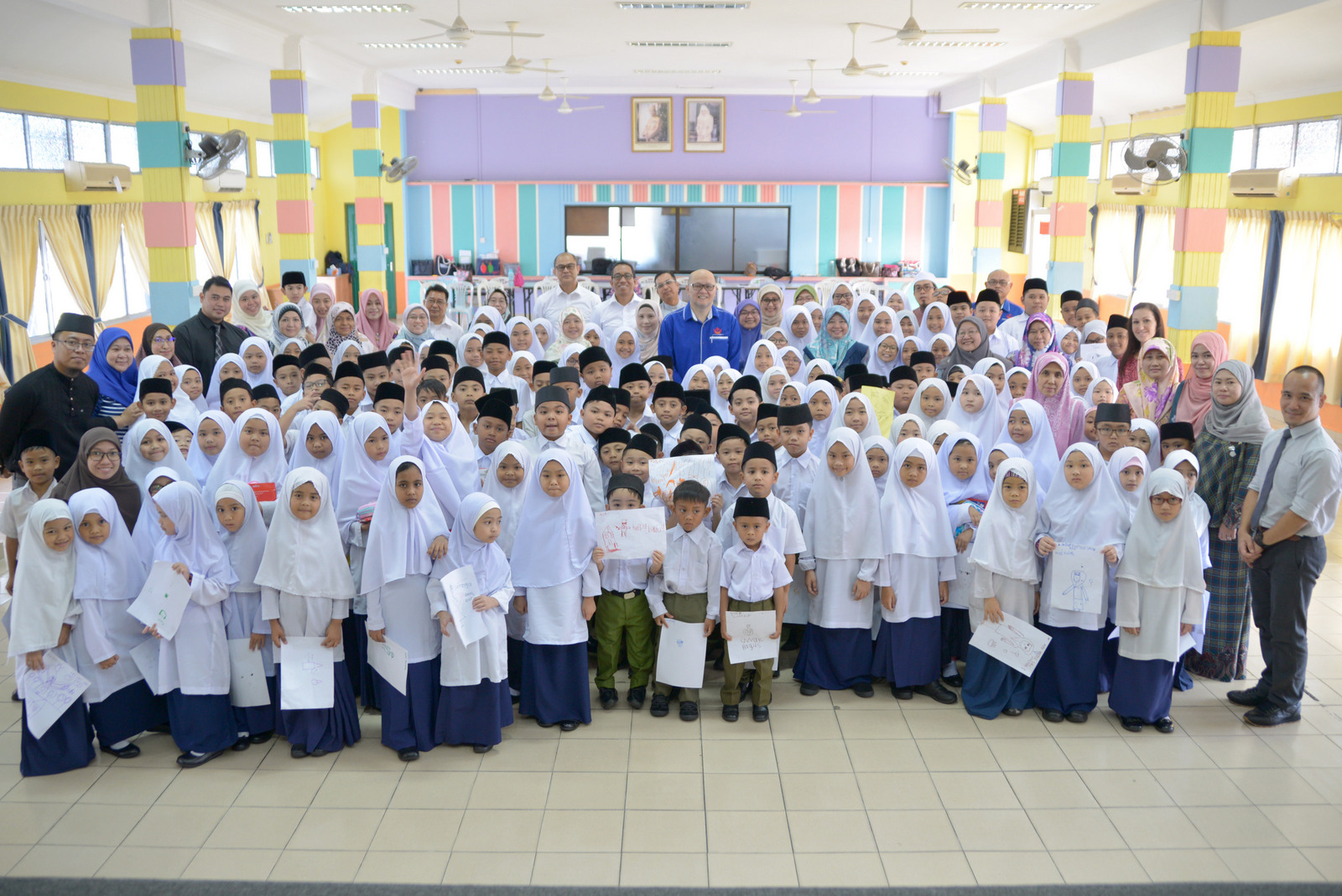 YANG BERHORMAT MENTERI PENDIDIKAN EBRGAMBAR RAMAI BERSAMA MURID-MURID DAN TENAGA PENGAJAR DI SEKOLAH RENDAH PULAIE.JPG